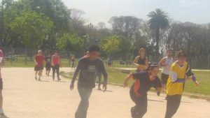 Jornada deportiva en parque chacabuco